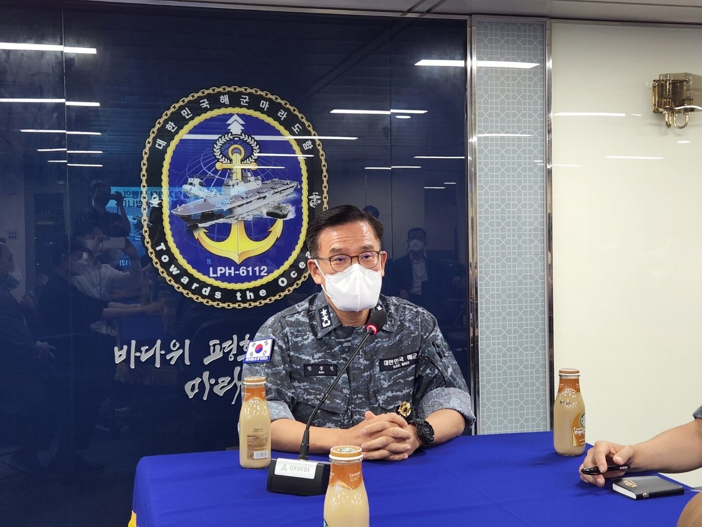 본문 이미지 - 안상민 림팩전단장이 5일(현지시간) 미국 하와이 진주만에 정박한 '마라도함' 사관실에서 취재진과 대화하고 있다. ⓒ 뉴스1