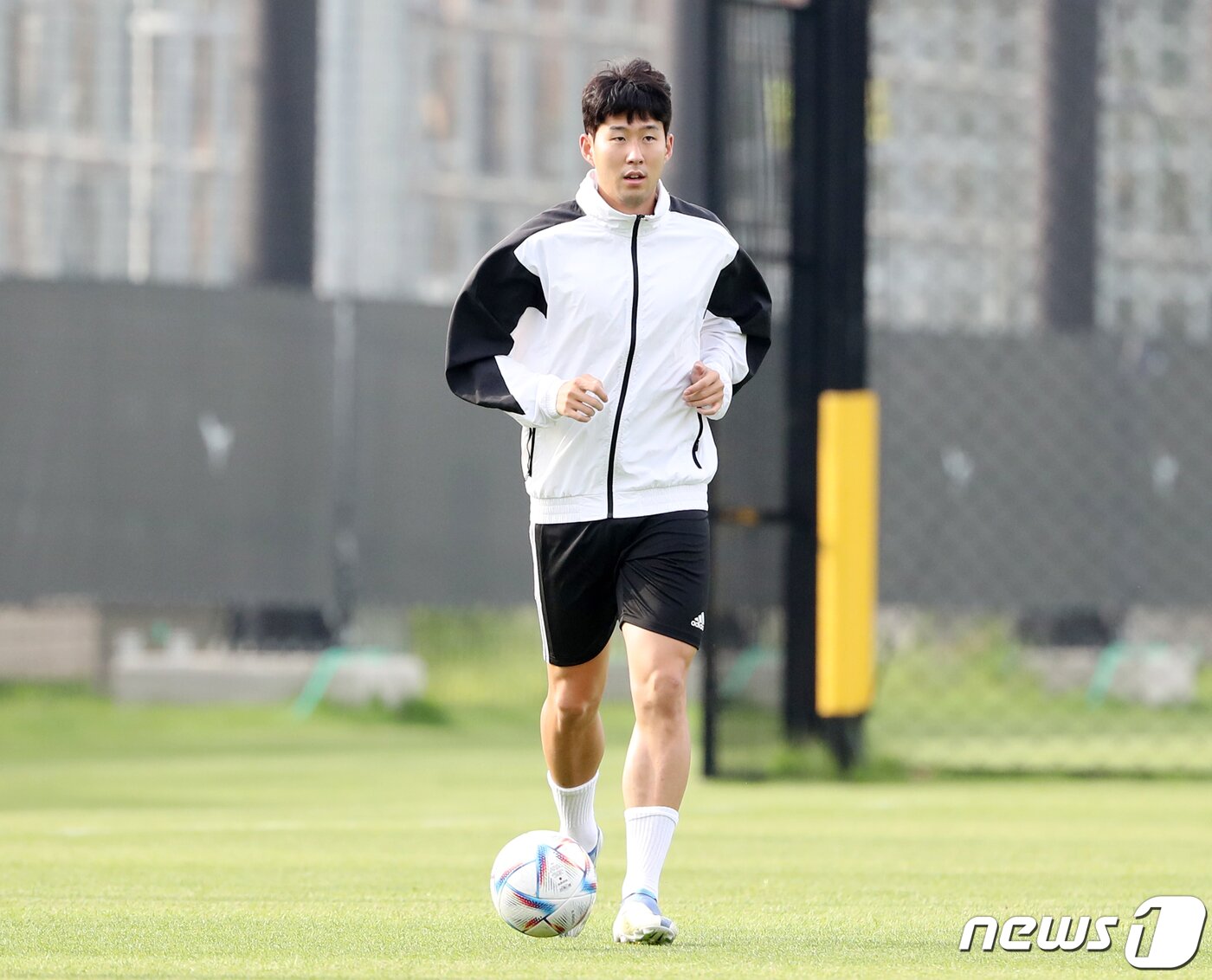 본문 이미지 - 대한민국 축구 국가대표팀의 에이스 손흥민이 6일 오후 경기도 성남시 성남FC 클럽하우스 내 그라운드에서 몸을 풀고 있다. 2022.7.6/뉴스1 ⓒ News1 김진환 기자