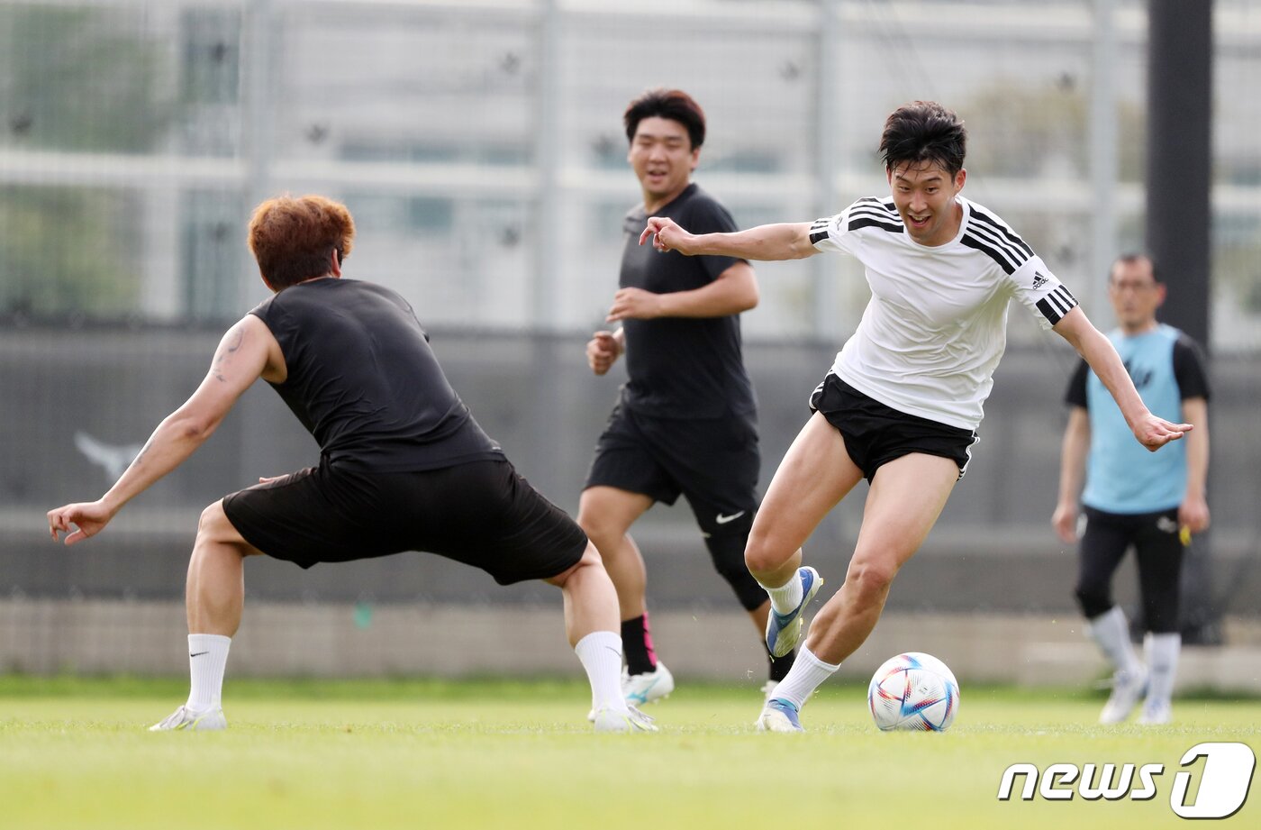 본문 이미지 - 대한민국 축구 국가대표팀의 에이스 손흥민이 6일 오후 경기도 성남시 성남FC 클럽하우스 내 그라운드에서 열린 아마추어팀과 조기 축구 경기에 출전해 드리블을 하고 있다. 2022.7.6/뉴스1 ⓒ News1 김진환 기자
