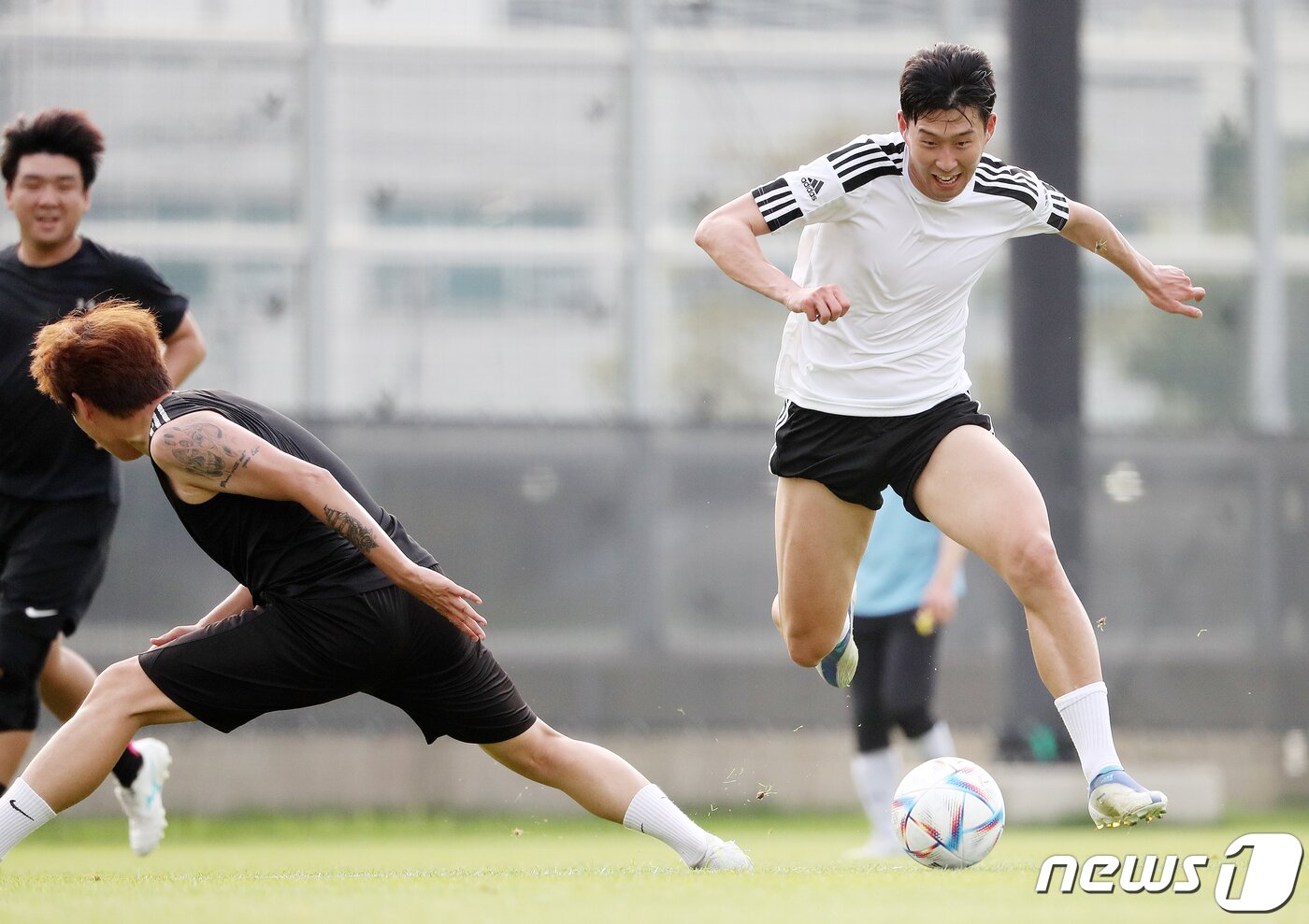 본문 이미지 - 대한민국 축구 국가대표팀의 에이스 손흥민이 6일 오후 경기도 성남시 성남FC 클럽하우스 내 그라운드에서 열린 아마추어팀과 조기 축구 경기에 출전해 드리블을 하고 있다. 2022.7.6/뉴스1 ⓒ News1 김진환 기자