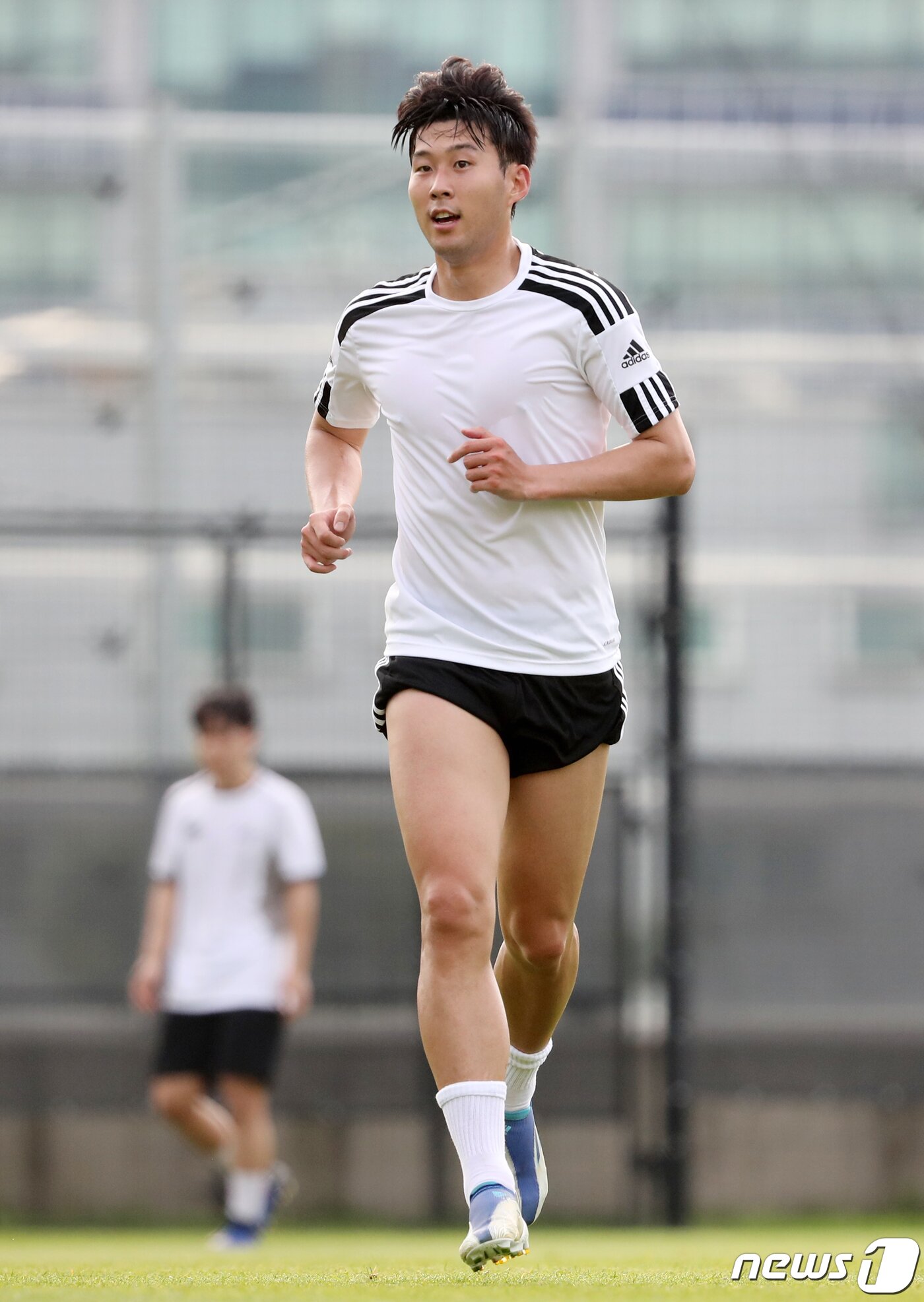 본문 이미지 - 대한민국 축구 국가대표팀의 에이스 손흥민이 6일 오후 경기도 성남시 성남FC 클럽하우스 내 그라운드에서 열린 아마추어팀과 조기 축구 경기에 출전해 그라운드를 누비고 있다. 2022.7.6/뉴스1 ⓒ News1 김진환 기자