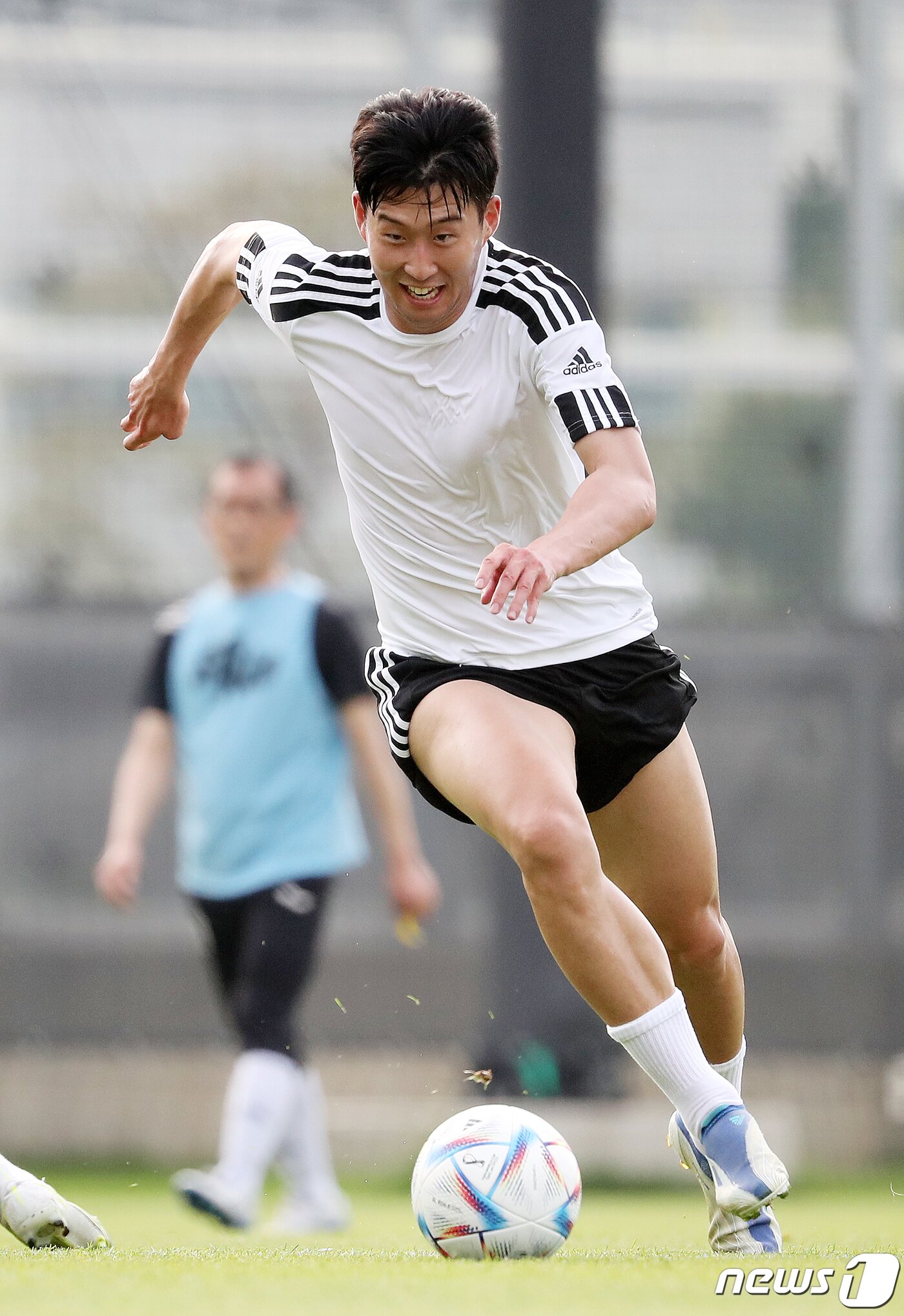 본문 이미지 - 대한민국 축구 국가대표팀의 에이스 손흥민이 6일 오후 경기도 성남시 성남FC 클럽하우스 내 그라운드에서 열린 아마추어팀과 조기 축구 경기에 출전해 드리블을 하고 있다. 2022.7.6/뉴스1 ⓒ News1 김진환 기자