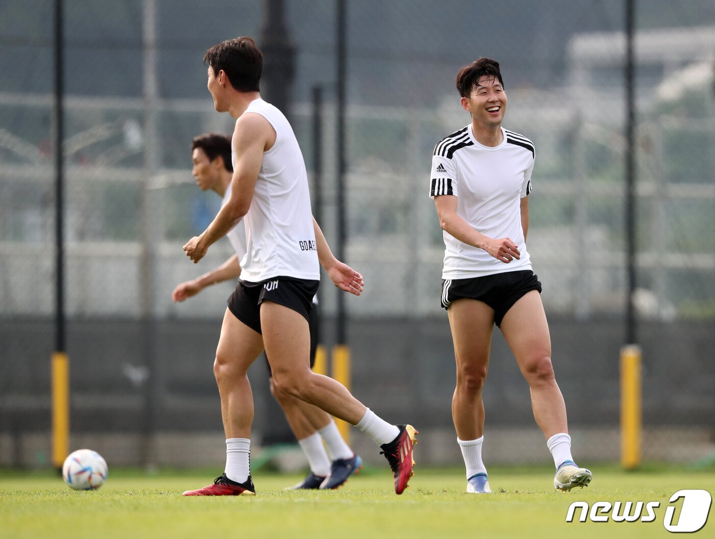 본문 이미지 - 대한민국 축구 국가대표팀의 에이스 손흥민이 6일 오후 경기도 성남시 성남FC 클럽하우스 내 그라운드에서 열린 아마추어팀과 조기 축구 경기에 출전해 미소를 짓고 있다. 2022.7.6/뉴스1 ⓒ News1 김진환 기자
