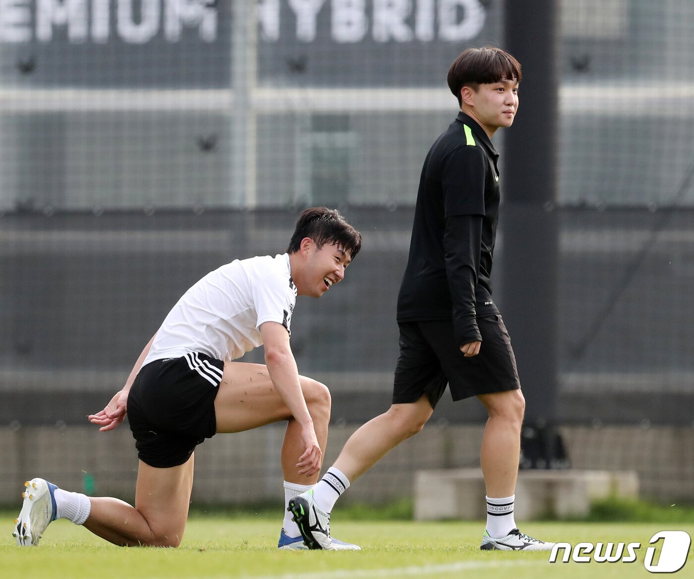 본문 이미지 - 대한민국 축구 국가대표팀의 에이스 손흥민이 6일 오후 경기도 성남시 성남FC 클럽하우스 내 그라운드에서 열린 아마추어팀과 조기 축구 경기에 출전해 미소를 짓고 있다. 2022.7.6/뉴스1 ⓒ News1 김진환 기자