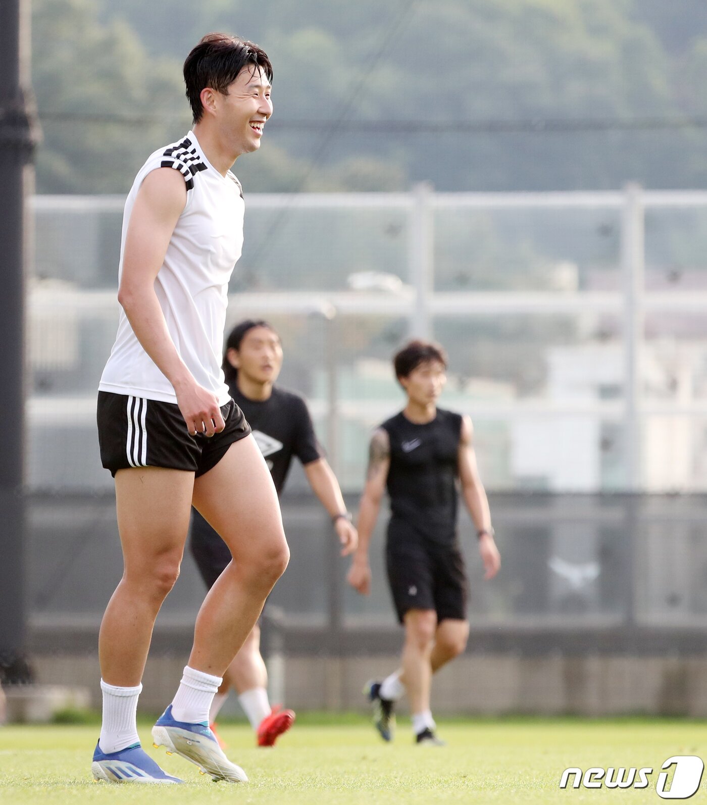 본문 이미지 - 대한민국 축구 국가대표팀의 에이스 손흥민이 6일 오후 경기도 성남시 성남FC 클럽하우스 내 그라운드에서 열린 아마추어팀과 조기 축구 경기에 출전해 미소를 짓고 있다. 2022.7.6/뉴스1 ⓒ News1 김진환 기자