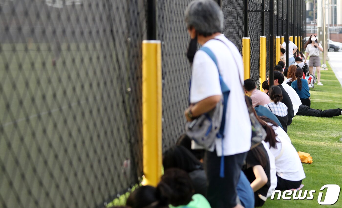 본문 이미지 - 6일 오후 경기도 성남시 성남FC 클럽하우스 내 그라운드에서 열린 대한민국 축구 대표팀 에이스 손흥민이 속한 축구 팀과 아마추어 팀의 조기 축구 경기에 축구팬들이 찾아 관전하고 있다. 2022.7.6/뉴스1 ⓒ News1 김진환 기자