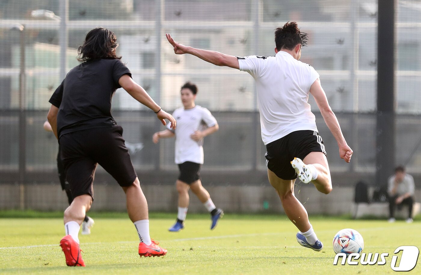 본문 이미지 - 대한민국 축구 국가대표팀의 에이스 손흥민이 6일 오후 경기도 성남시 성남FC 클럽하우스 내 그라운드에서 열린 아마추어팀과 조기 축구 경기에 출전해 감아차기를 시도하고 있다. 2022.7.6/뉴스1 ⓒ News1 김진환 기자
