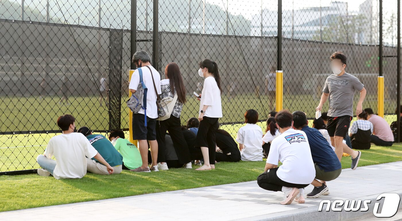본문 이미지 - 6일 오후 경기도 성남시 성남FC 클럽하우스 내 그라운드에서 열린 대한민국 축구 대표팀 에이스 손흥민이 속한 축구 팀과 아마추어 팀의 조기 축구 경기에 축구팬들이 찾아 관전하고 있다. 2022.7.6/뉴스1 ⓒ News1 김진환 기자