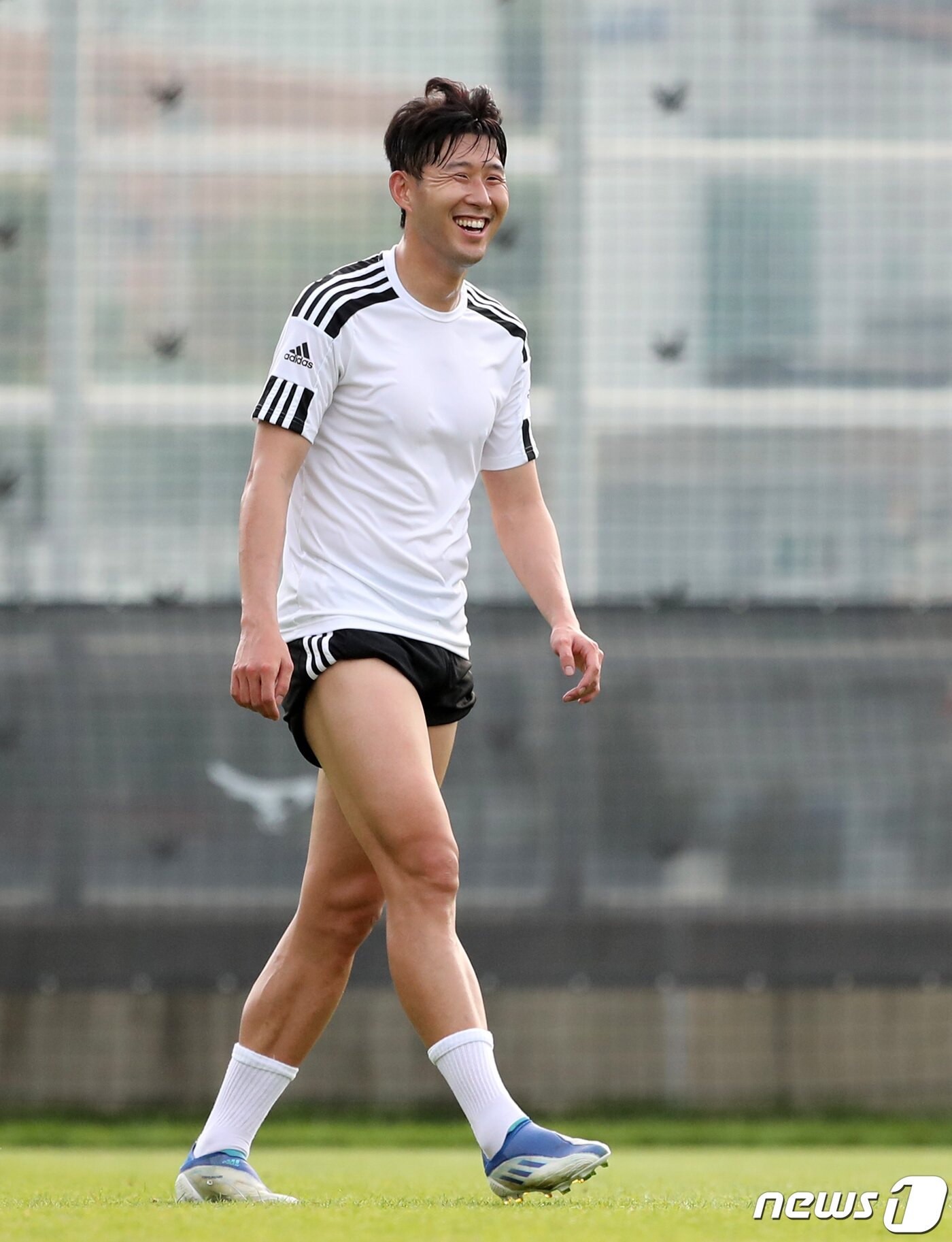 본문 이미지 - 대한민국 축구 국가대표팀의 에이스 손흥민이 6일 오후 경기도 성남시 성남FC 클럽하우스 내 그라운드에서 열린 아마추어팀과 조기 축구 경기에 출전해 미소를 짓고 있다. 2022.7.6/뉴스1 ⓒ News1 김진환 기자