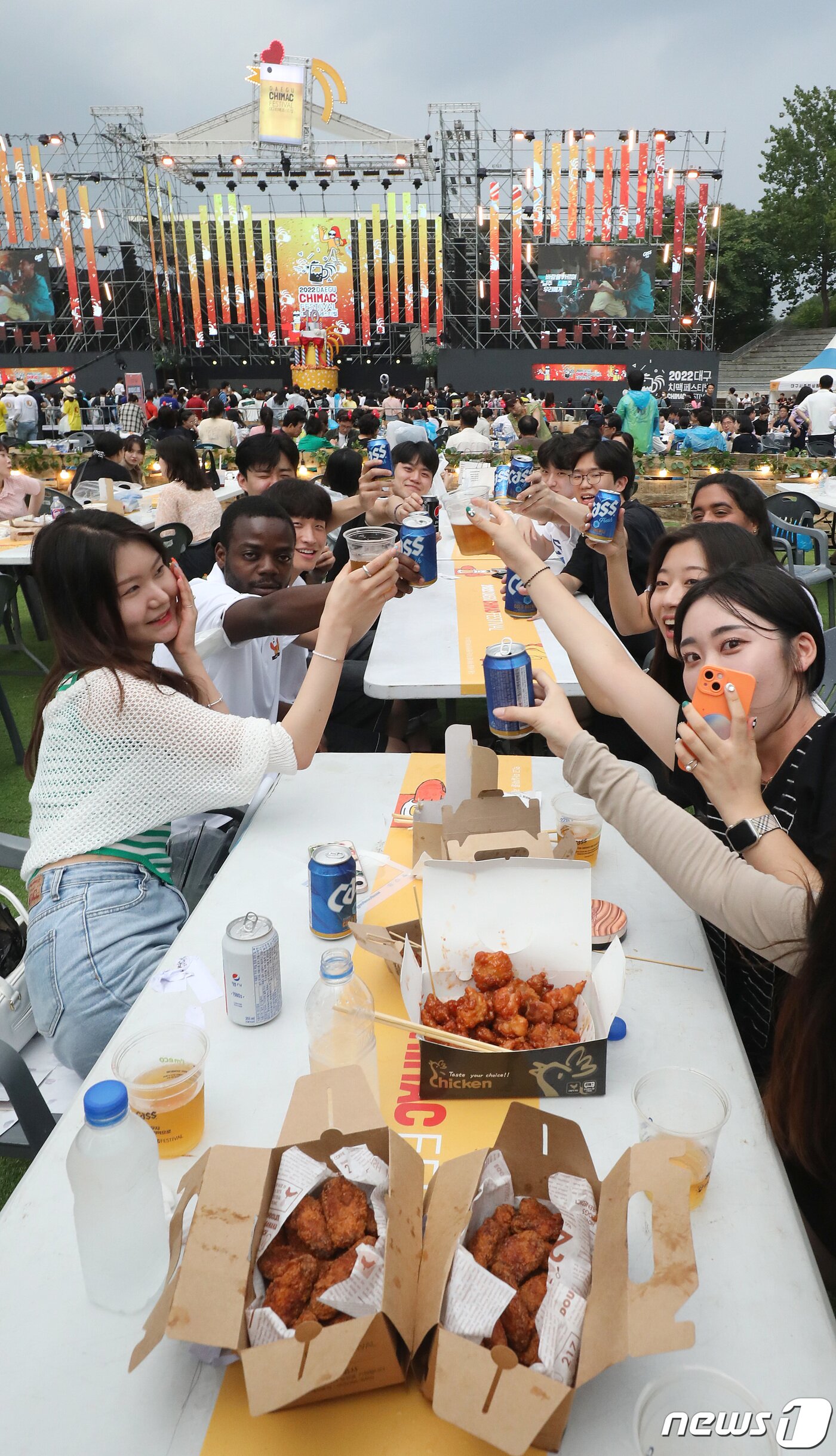 본문 이미지 - 6일 오후 대구 달서구 두류야구장에서 열린 '2022 대구치맥페스티벌'을 찾은 시민들이 치킨·맥주와 함께 즐거운 시간을 보내고 있다.  2022.7.6/뉴스1 ⓒ News1 공정식 기자