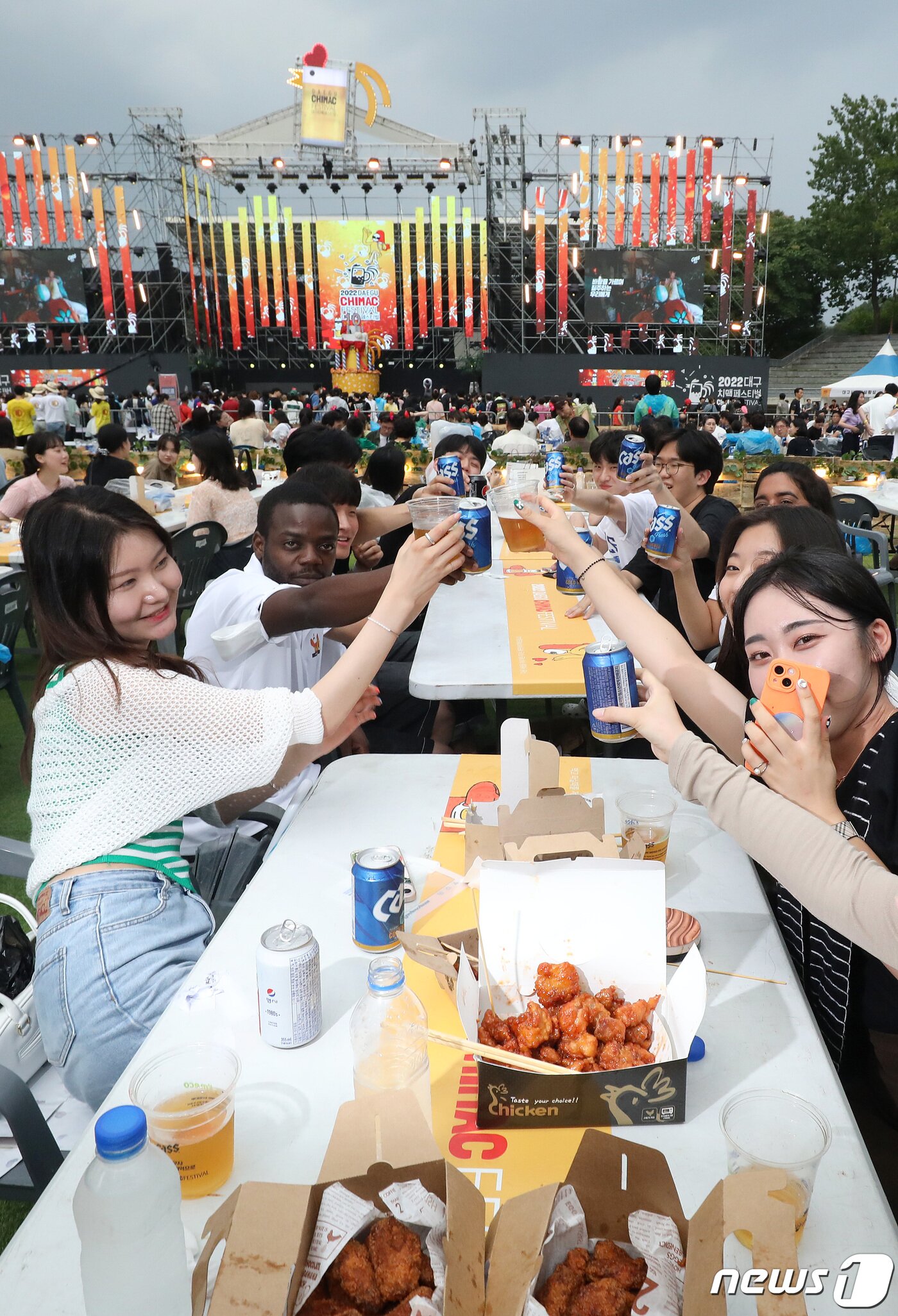 본문 이미지 - 6일 오후 대구 달서구 두류야구장에서 열린 '2022 대구치맥페스티벌'을 찾은 시민들이 치킨·맥주와 함께 즐거운 시간을 보내고 있다. 2022.7.6/뉴스1 ⓒ News1 공정식 기자