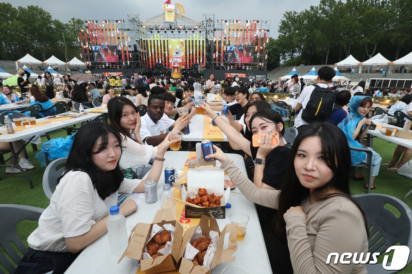 본문 이미지 - 6일 오후 대구 달서구 두류야구장에서 열린 '2022 대구치맥페스티벌'을 찾은 시민들이 치킨·맥주와 함께 즐거운 시간을 보내고 있다. =2022.7.6/뉴스1 ⓒ News1 공정식 기자