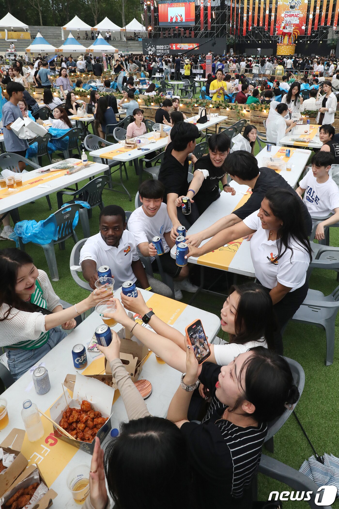 본문 이미지 - 6일 오후 대구 달서구 두류야구장에서 열린 '2022 대구치맥페스티벌'을 찾은 시민들이 치킨·맥주와 함께 즐거운 시간을 보내고 있다. 2022.7.6/뉴스1 ⓒ News1 공정식 기자