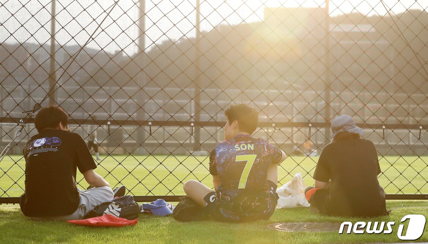 본문 이미지 - 6일 오후 경기도 성남시 성남FC 클럽하우스 내 그라운드에서 열린 대한민국 축구 대표팀 에이스 손흥민이 속한 축구 팀과 아마추어 팀의 조기 축구 경기에 축구팬들이 찾아 관전하고 있다. 2022.7.6/뉴스1 ⓒ News1 김진환 기자