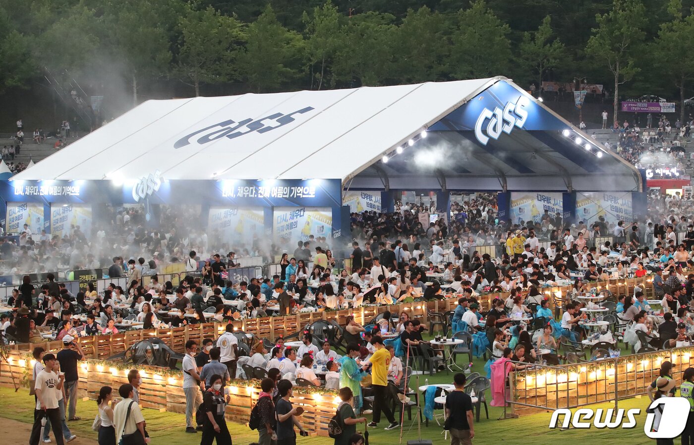 본문 이미지 - 6일 오후 대구 달서구 두류야구장에서 열린 '2022 대구치맥페스티벌'을 찾은 시민들이 치킨·맥주와 함께 즐거운 시간을 보내고 있다. 2022.7.6/뉴스1 ⓒ News1 공정식 기자