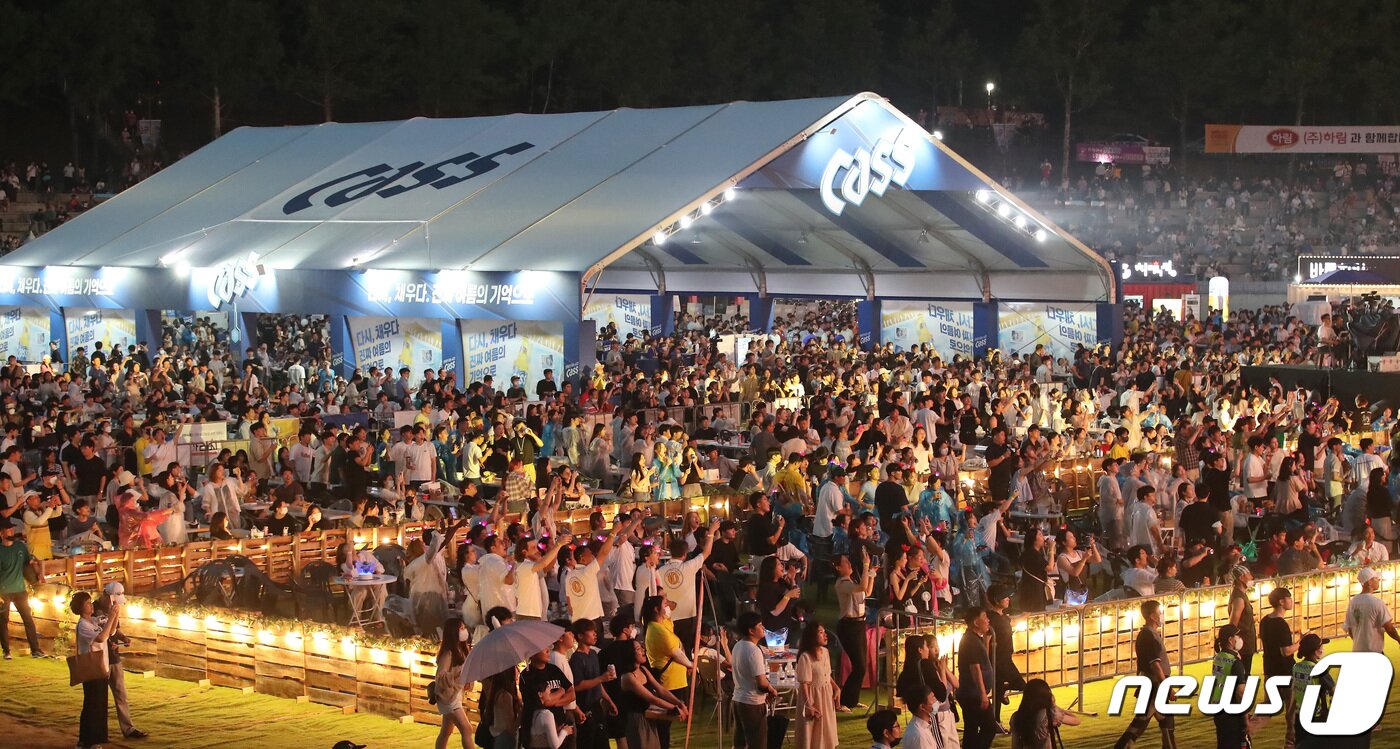 본문 이미지 - 6일 오후 대구 달서구 두류야구장에서 열린 '2022 대구치맥페스티벌'을 찾은 시민들이 치킨·맥주와 함께 즐거운 시간을 보내고 있다. 2022.7.6/뉴스1 ⓒ News1 공정식 기자