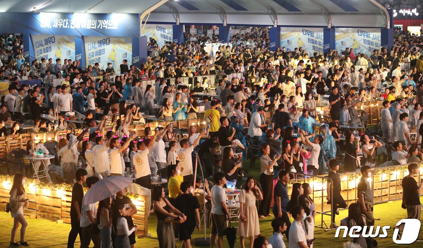 본문 이미지 - 지난 7월 대구의 한 행사를 찾은 시민들이 치킨·맥주와 함께 즐거운 시간을 보내고 있다2022.7.6/뉴스1 ⓒ News1 공정식 기자