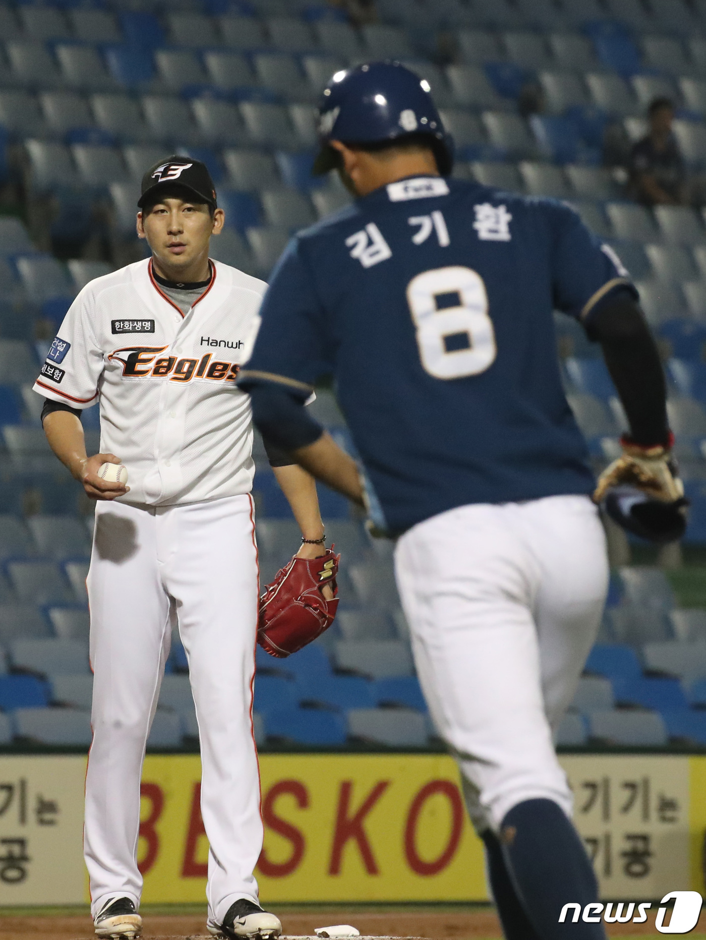 (대전=뉴스1) 김기태 기자 = 6일 대전 중구 한화생명 이글스파크에서 열린 프로야구 '2022 신한은행 SOL KBO리그' NC 다이노스와 한화 이글스 경기에서 7회초 무사 1루 …