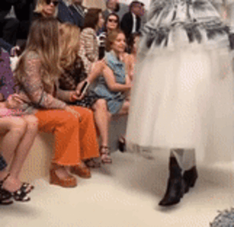 본문 이미지 - 임세령 대상그룹 부회장(보라색 상의)이 딸 이원주씨와 함께 패션쇼를 관람하는 모습이 포착됐다. (라디카 존스 인스타그램 갈무리) ⓒ 뉴스1