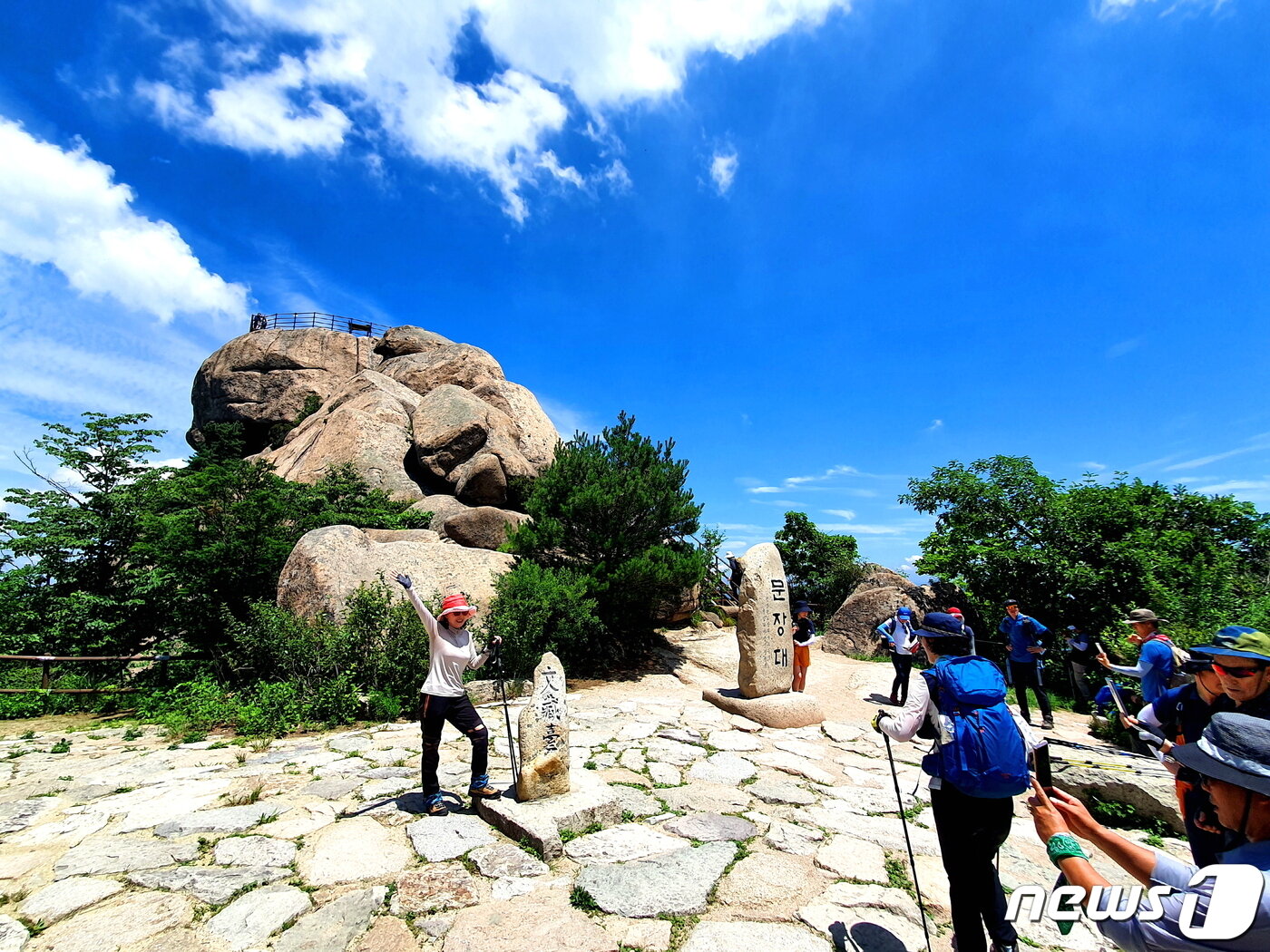 본문 이미지 - 문장대 입구에 서있는 정상석 풍경. 이 비석처럼, 정상석을 정상풍경을 배경으로 세워서 정상의 경관을 보호하는 것이 좋다 ⓒ 뉴스1