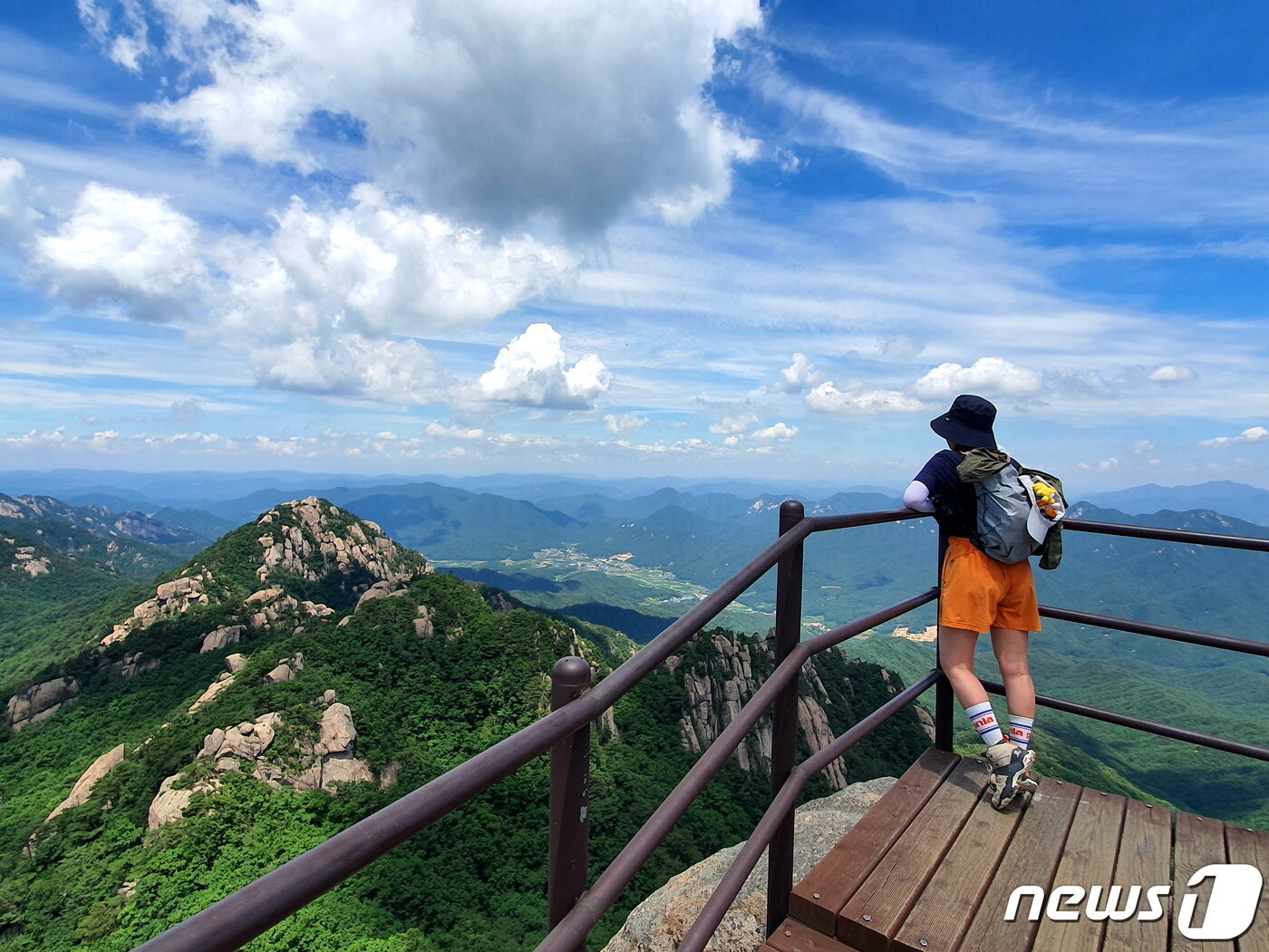 본문 이미지 - 문장대에서 속리산 풍경을 바라보는 탐방객. 산은 마음의 티끌과 두려움을 녹이고, 꿈과 용기를 준다 ⓒ 뉴스1