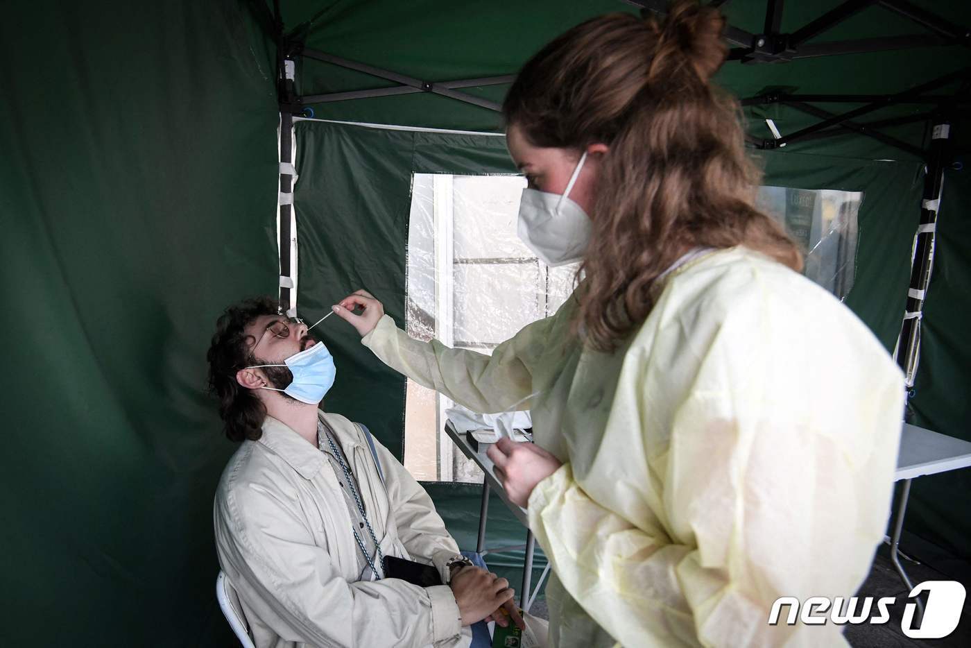 본문 이미지 - 프랑스 파리에서 한 주민이 코로나19 진단검사를 받고 있다. ⓒ AFP=뉴스1 ⓒ News1 강민경 기자