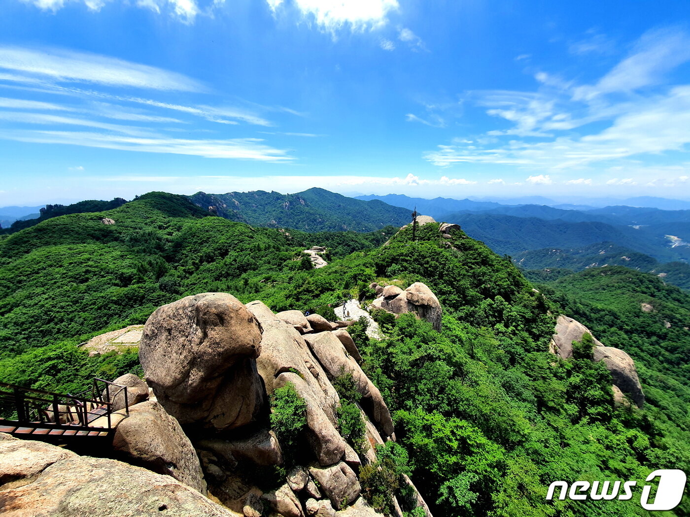본문 이미지 - 문장대에서 바라본 천왕봉(가운데)까지 종주능선길 ⓒ 뉴스1
