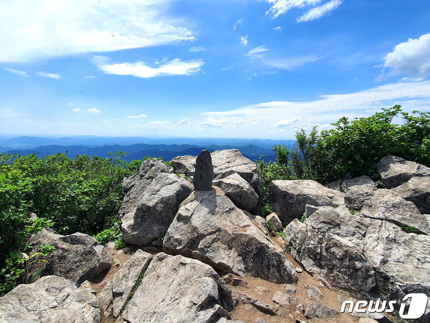 본문 이미지 - 천왕봉. 1000m급 정상이 소박하지만, 여기서 바라보는 경관은 광활하고 무한하다 ⓒ 뉴스1