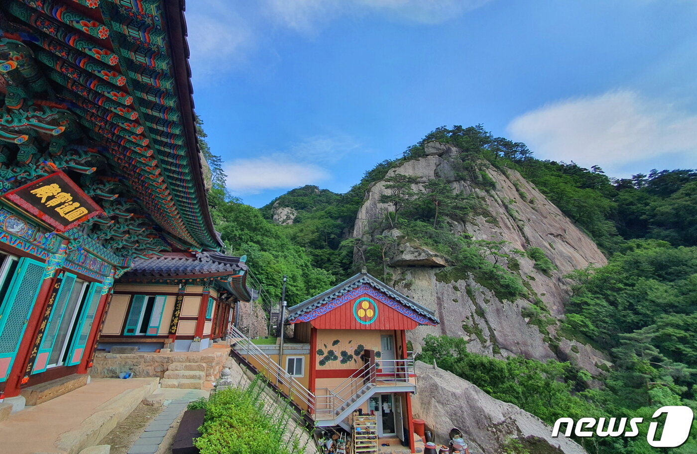 본문 이미지 - 상환암. 절벽 위에 얹혀진 암자는 속세를 떠난 나룻배와 같다 ⓒ 뉴스1