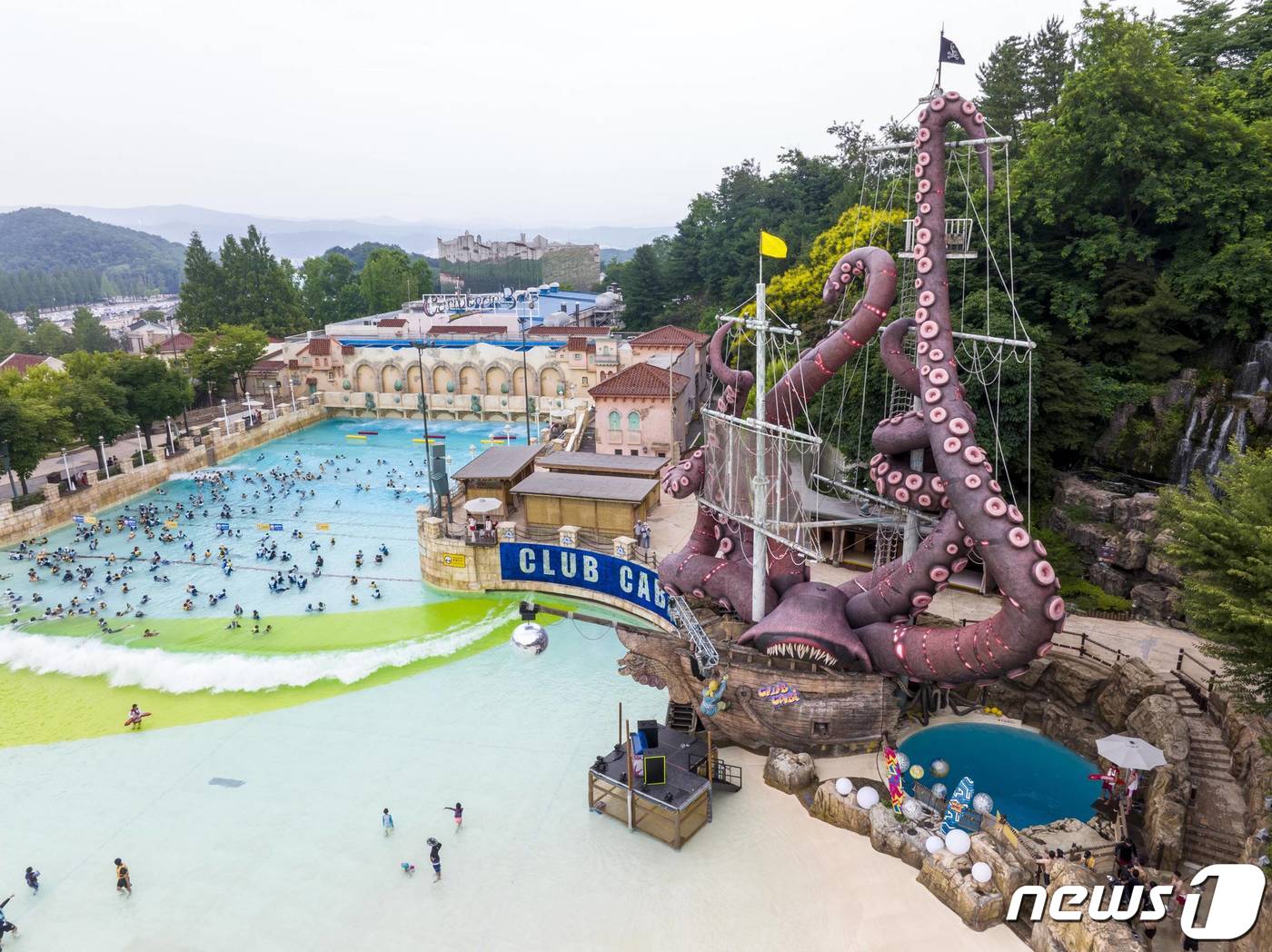 (서울=뉴스1) = 에버랜드 워터파크 캐리비안 베이에 올 여름 무더위를 삼켜버릴 압도적 크기의 자이언트 크라켄이 7일 모습을 드러냈다.약 25미터 길이의 초대형 다리로 해적선을 집 …