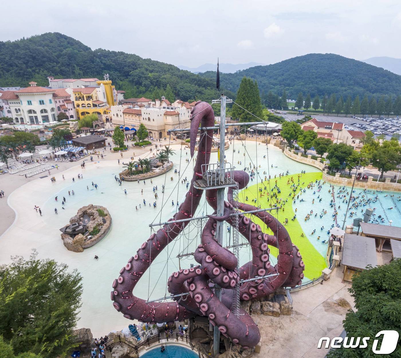 (서울=뉴스1) = 에버랜드 워터파크 캐리비안 베이에 올 여름 무더위를 삼켜버릴 압도적 크기의 자이언트 크라켄이 7일 모습을 드러냈다.약 25미터 길이의 초대형 다리로 해적선을 집 …