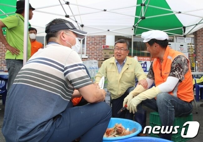 본문 이미지 - 지난 6월4일 밀양시 부북면 춘화리 산불 현장 인근에서 자원봉사자들을 격려하는 박일호 밀양시장(가운데). (밀양시 제공) ⓒ 뉴스1