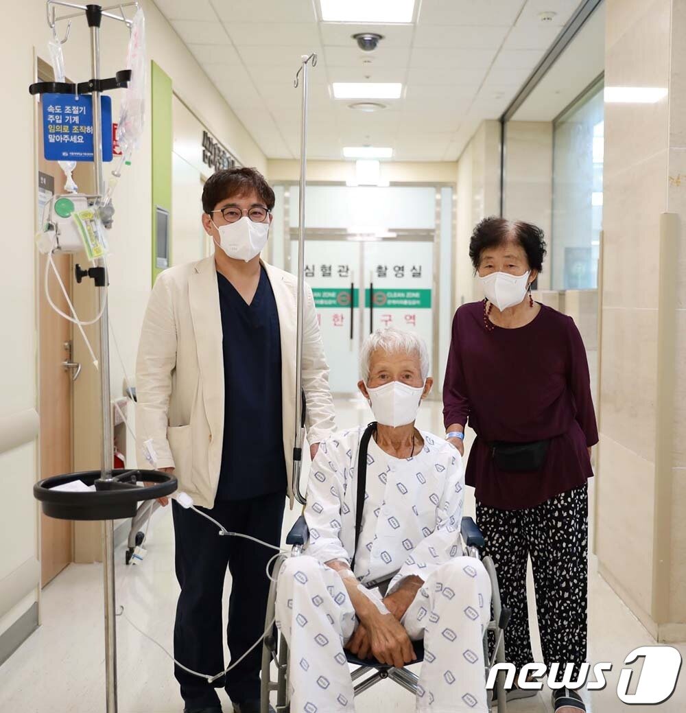 본문 이미지 - 장기육 가톨릭대학교 서울성모병원 심뇌혈관병원 순환기내과 교수팀은 기존 수술로 인공판막 삽입 후 판막주위 누출과 판막부전이 발생한 환자를 상대로 삽입된 판막을 골절시킨 후 보다 큰 타비판막을 삽입해 두 문제를 한 번에 국내에서 처음으로 해결했다고 7일 밝혔다. (서울성모병원 제공) ⓒ 뉴스1