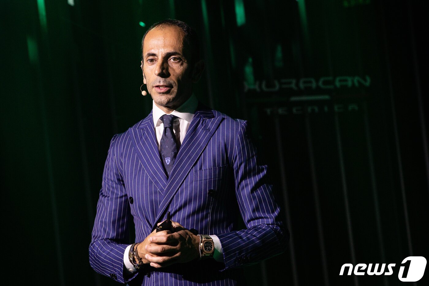 본문 이미지 - 프란체스코 스카르다오니 람보르기니 아시아 태평양 총괄이 7일 서울 강남구 SJ쿤스트할레에서 람보르기니 우라칸 테크니카를 소개하고 있다. 후륜구동 2WD 우라칸 에보를 기반으로 한 람보르기니 우라칸 테크니카는 자연흡기 V10 엔진을 탑재, 최고출력 640마력(@8,000rpm), 최대토크 57.6kg·m(@6,500rpm)를 발휘한다. 2022.7.7/뉴스1 ⓒ News1 유승관 기자