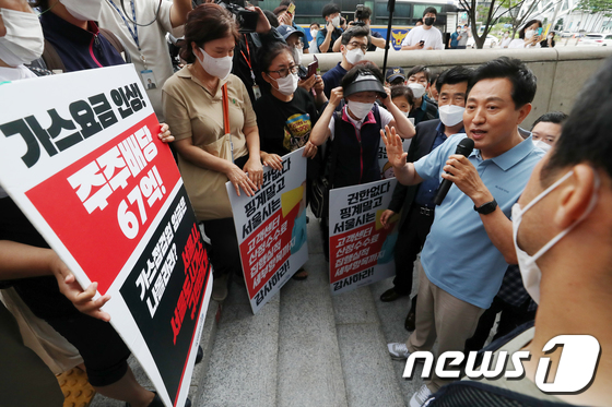 기습 시위 벌인 도시가스 안전점검 노동자들 앞에 선 오세훈 서울시장