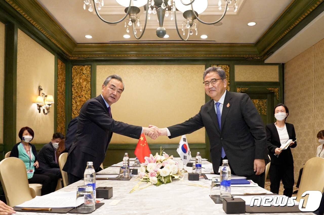 본문 이미지 - 왕이 중국 외교담당 국무위원 겸 외교부장과 박진 외교부 장관(오른쪽). (외교부 제공). ⓒ 뉴스1