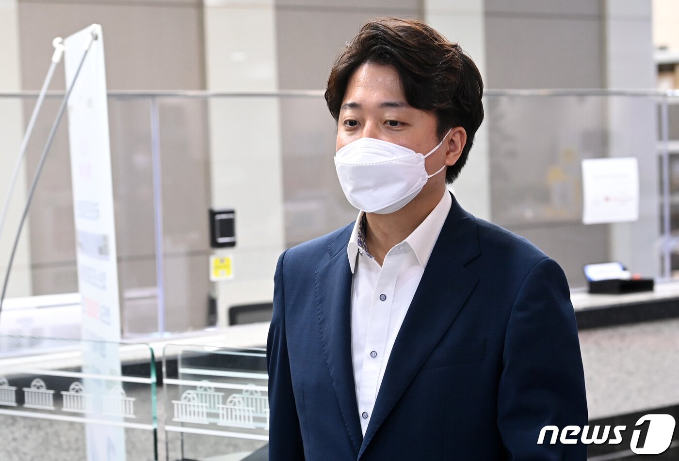 본문 이미지 - 이준석 국민의힘 대표가 7일 오후 서울 여의도 국회에서 열린 성 상납 증거인멸교사 의혹에 대한 윤리위원회에 출석하고 있다. (공동취재) 2022.7.7/뉴스1 ⓒ News1 이재명 기자