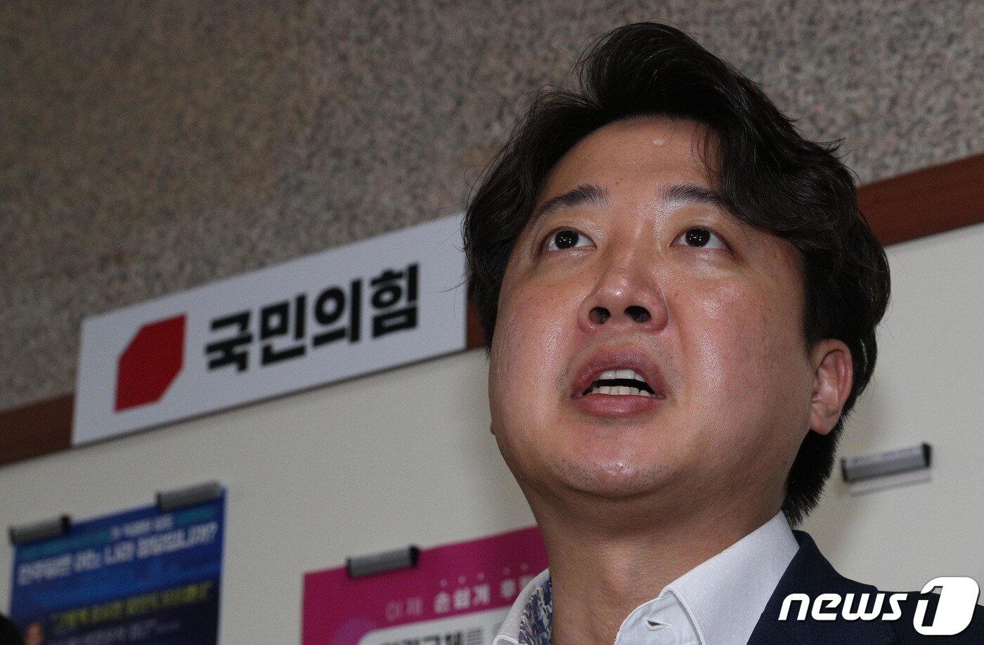 본문 이미지 - 이준석 국민의힘 대표가 8일 서울 여의도 국회에서 열린 성 상납 증거인멸교사 의혹에 대한 윤리위원회에서 소명을 마친 후 입장을 말하고 있다. (공동취재) 2022.7.8/뉴스1 ⓒ News1 이재명 기자