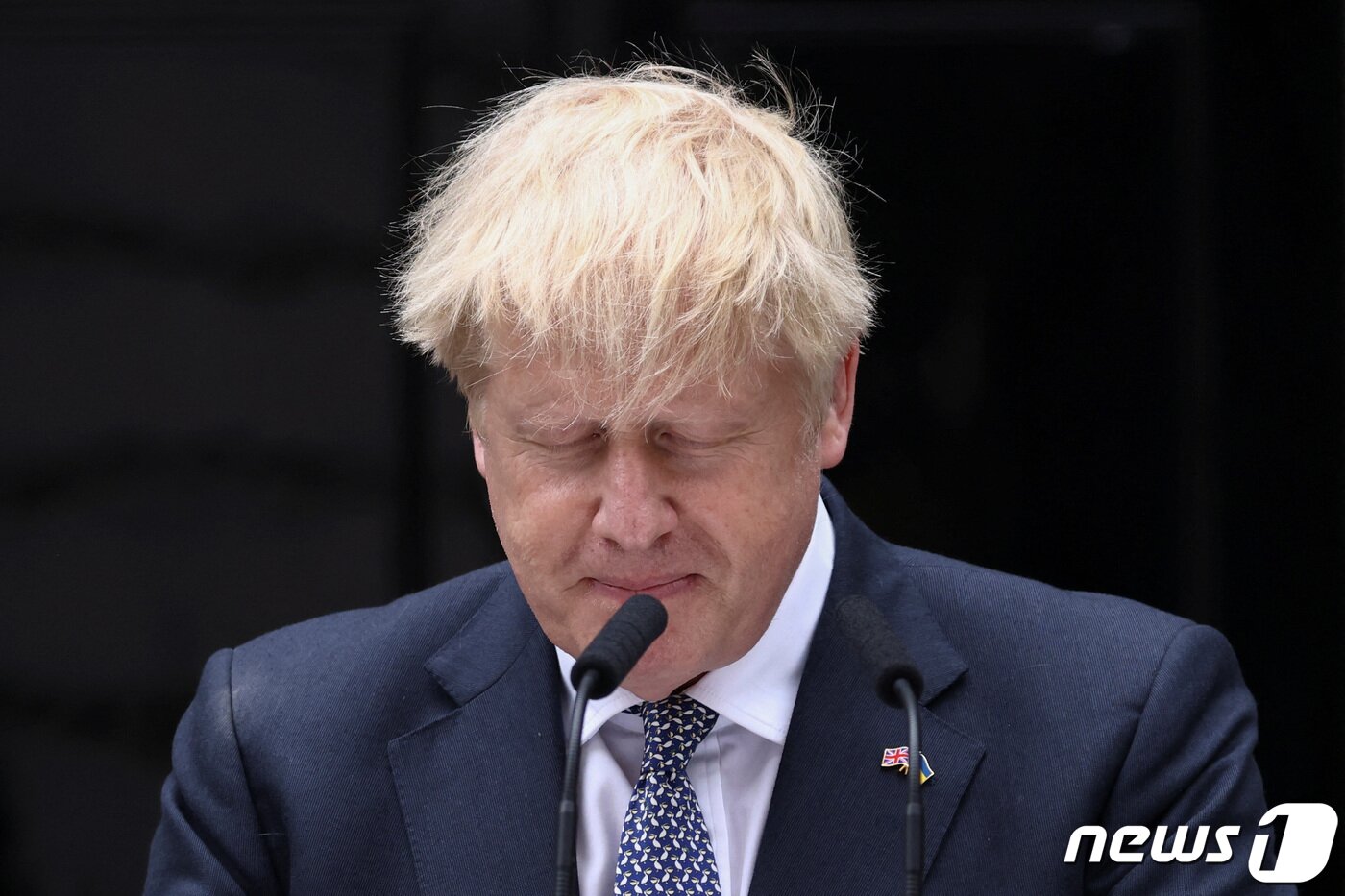 본문 이미지 - 보리스 존슨 영국 총리가 지난 7월 7일(현지시간) 런던 다우닝가 10번지 총리 관저에서 기자회견을 열고 새 총리가 선출될 때까지 총리직을 수행하겠다며 사임 의사를 공식적으로 밝히고 있다. ⓒ 로이터=뉴스1 ⓒ News1 우동명 기자