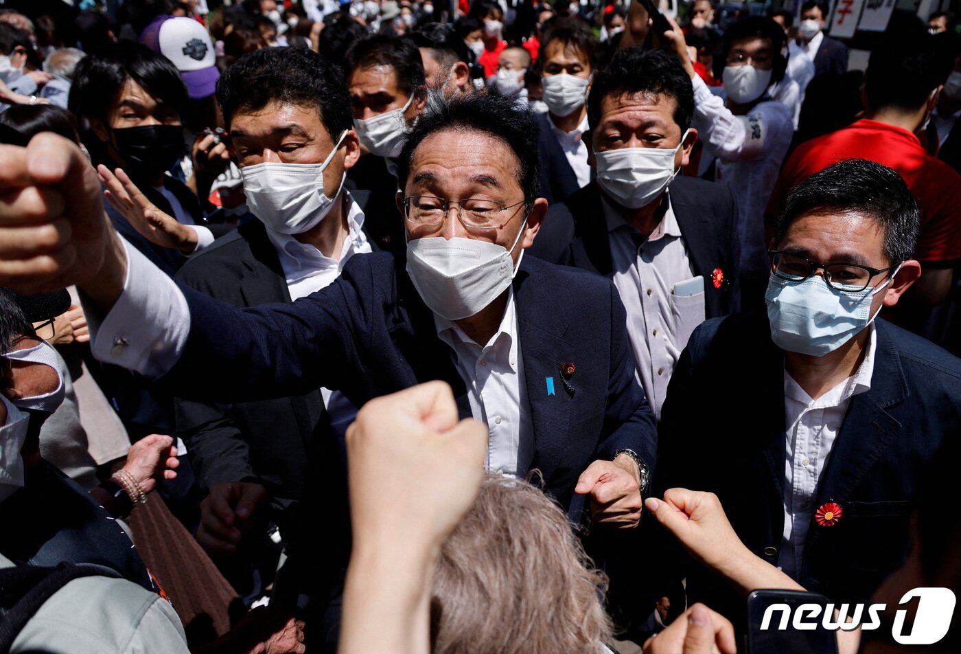 본문 이미지 - 일본 집권당 자민당 총재인 기시다 후미오 일본 총리가 도쿄 남쪽 가와사키에서 참의원 선거연설을 한 뒤 유권자들과 주먹다짐하는 모습. ⓒ 로이터=뉴스1 ⓒ News1 이서영 기자