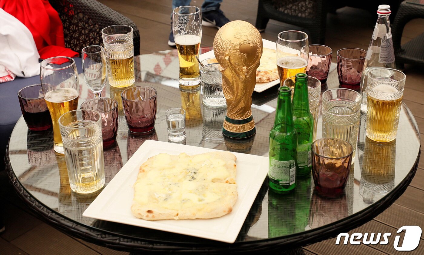 본문 이미지 - 지난 2018년 7월15일, 러시아 월드컵 프랑스와 크로아티아의 결승전 당시 트로피 모양의 맥주 잔이 한 식당에 놓여 있다. ⓒ 로이터=뉴스1 ⓒ News1 이유진 기자