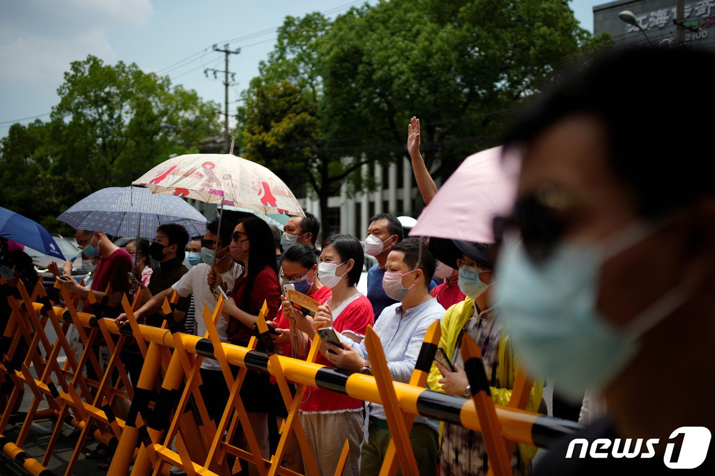 중국 상하이에서 코로나바이러스 발병으로 연기됐던 연례 &#39;가오카오&#39; 대학 입학 시험장 밖 마스크를 쓴 학부모들이 학생들을 기다리고 있다. ⓒ 로이터=뉴스1 ⓒ News1 이서영 기자