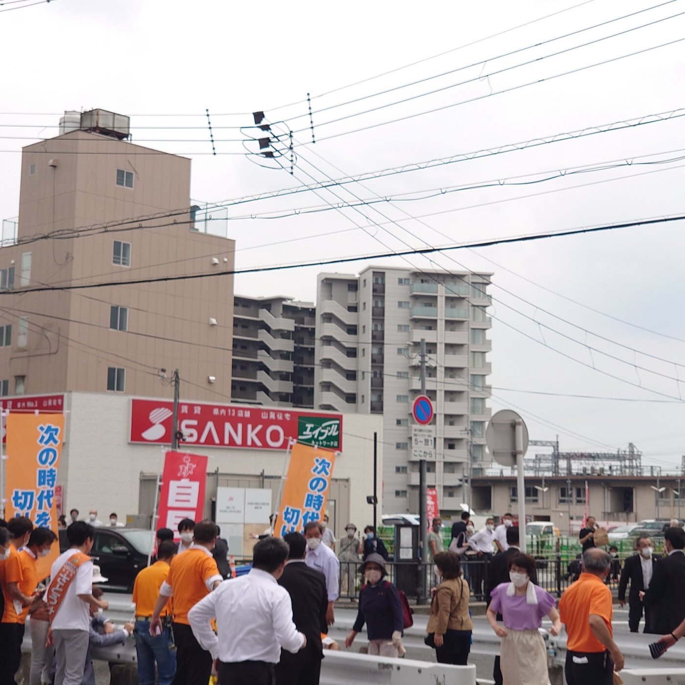 본문 이미지 - 아베 신조 전 총리가 8일 나라시에서 연설을 하던 도중 쓰러지는 사건이 발생했다. 사진은 현장 사진 트위터 캡쳐. ⓒ News1 이유진 기자
