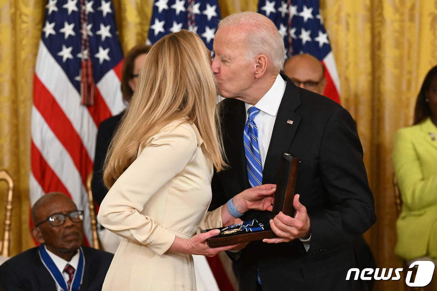 본문 이미지 - 조 바이든 미국 대통령이 7일(현지시간) 워싱턴 백악관에서 고 스티브 잡스 애플 CEO의 부인 로렌 파월 잡스에게 자유의 메달을 수여한 뒤 키스를 하고 있다. ⓒ AFP=뉴스1 ⓒ News1 우동명 기자