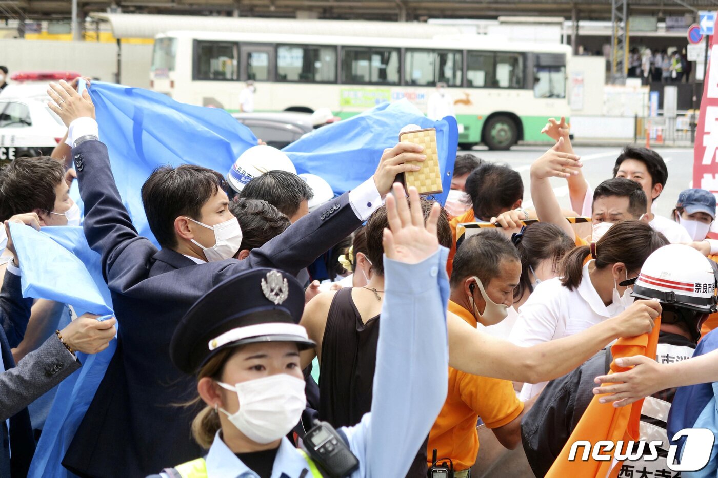 본문 이미지 - 아베 신조 전 일본 총리가 8일 일본 서부 나라시에서 선거 유세 도중 총격을 맞고 쓰러져 현장이 아수라장이 됐다. 경찰이 현장을 정리하고 있다.  ⓒ 로이터=뉴스1 ⓒ News1 이유진 기자