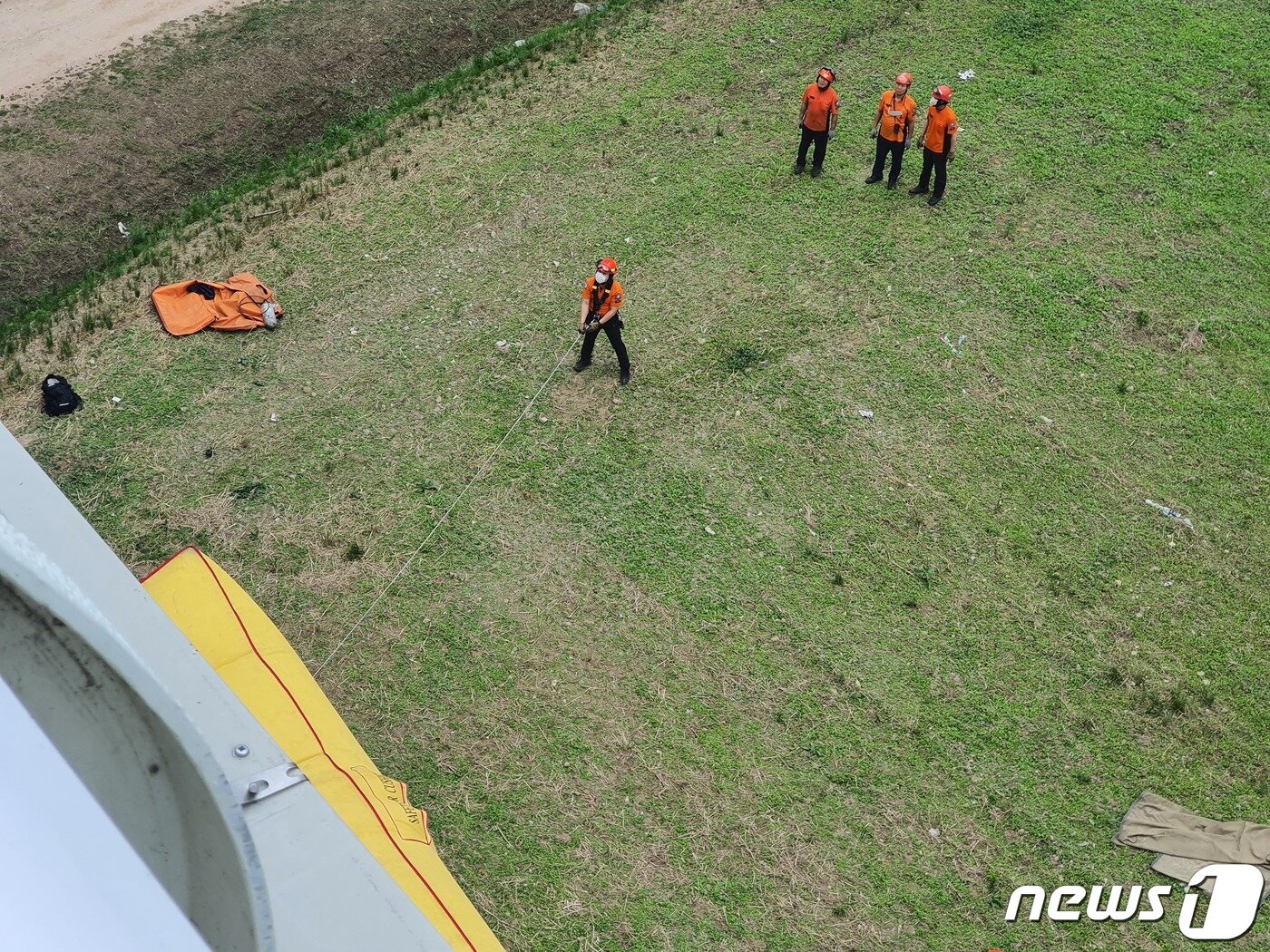 본문 이미지 - 지난 6월23일 오후 5시 부산 북구 구포대교 아래 대저생태공원에 출동한 소방이 투신 사고를 막기 위해 에어매트를 설치하고 있다. 사진은 구포대교 보행로 위에서 촬영한 모습.2022.6.23/ⓒ 뉴스1 노경민 기자