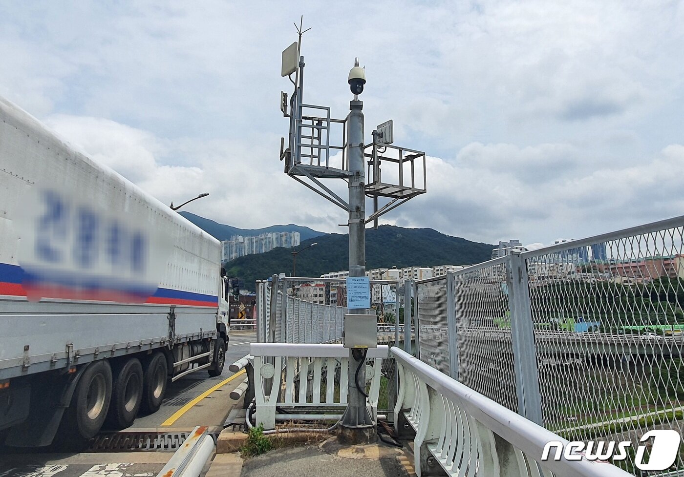 본문 이미지 - 부산 북구 구포대교 램프 구간에 2m 이상 높이의 난간이 설치돼 있다. 북구는 이곳 도로를 지나는 운전자들의 쓰레기 무단 투척으로 낙동강 쓰레기 문제가 심각해지자 난간을 설치했다.2022.7.6/ⓒ 뉴스1 노경민 기자