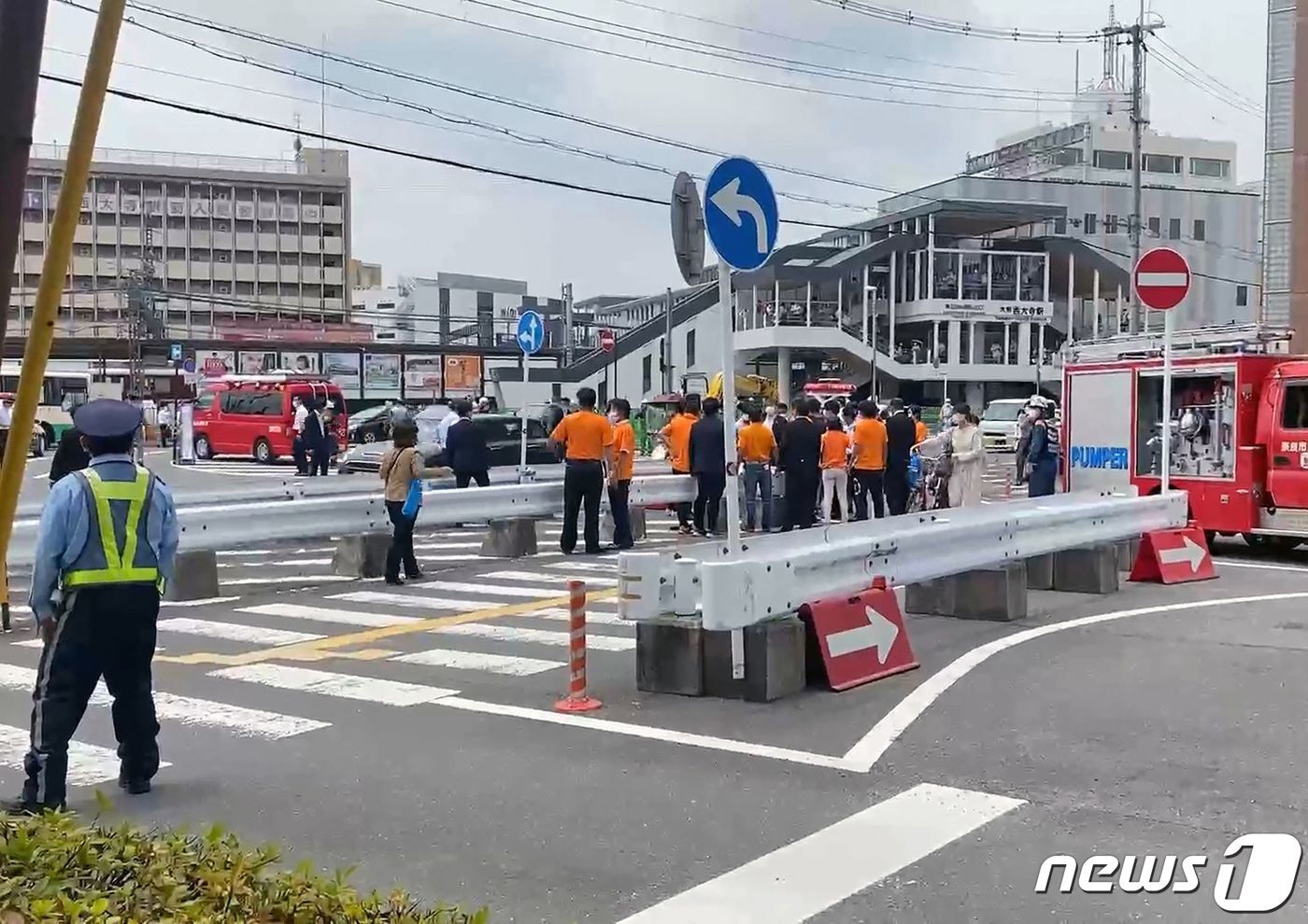본문 이미지 - 아베 신조(安倍晋三) 전 일본 총리가 8일 일본 서부 나라시에서 선거 유세 도중 총격을 맞고 쓰러져 현장이 아수라장이 됐다. ⓒ AFP=뉴스1 ⓒ News1 이유진 기자