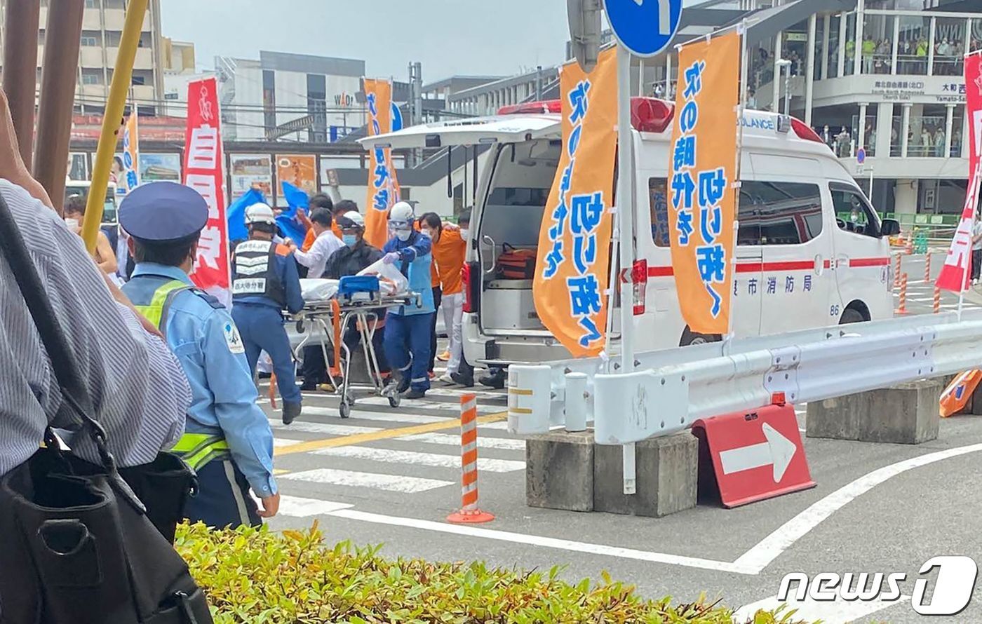 본문 이미지 - 아베 신조(安倍晋三) 전 일본 총리가 8일 일본 서부 나라시에서 선거 유세 도중 총격을 맞고 쓰러져 현장이 아수라장이 됐다. ⓒ AFP=뉴스1 ⓒ AFP=뉴스1 ⓒ News1 이유진 기자