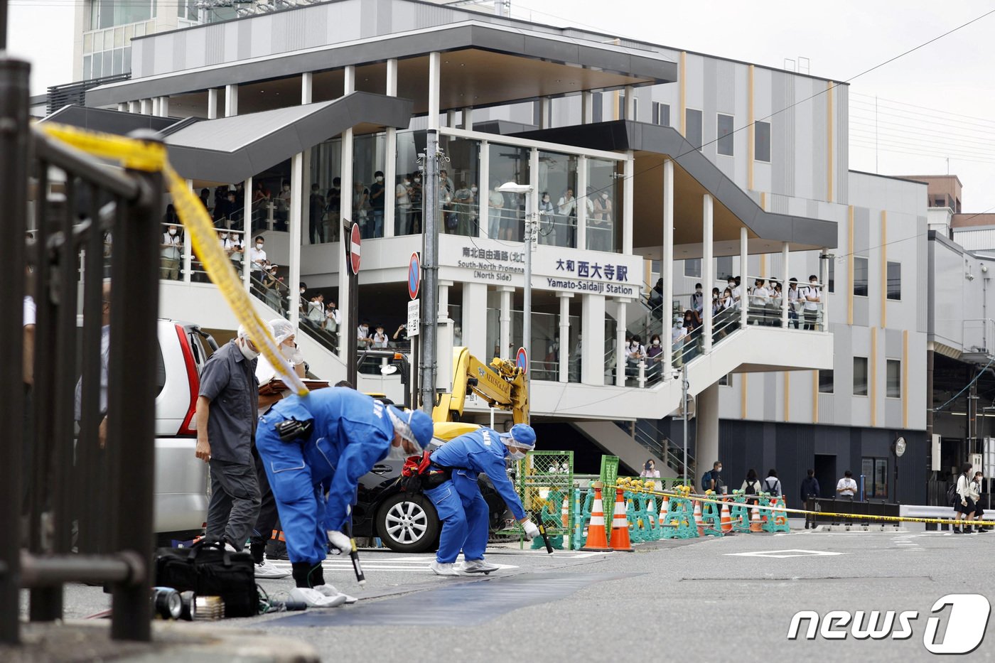 아베 신조&#40;安倍晋三&#41; 전 일본 총리가 8일 참의원 선거를 앞두고 일본 서부 나라시에서 선거 유세 도중 총격을 맞고 쓰러진 현장에서 조사가 이뤄지고 있다. ⓒ 로이터=뉴스1 ⓒ News1 이유진 기자